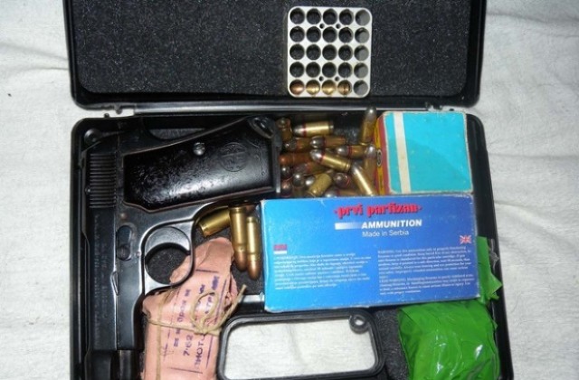 Задържаха полицай от Транспортна полиция - Мездра с незаконно оръжие