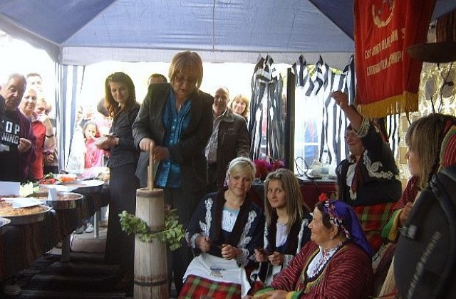 Цецка Цачева: През 2011-а заменихме постната пица с вкусна баница