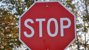 Блъснаха линейка на знак СТОП