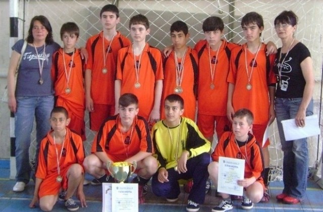 Ученици от Левски спечелиха състезание по хандбал