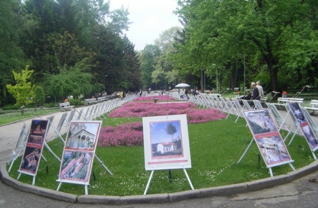 Фотоси на църкви и манастири украсиха парк