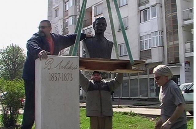 Откриват възстановения паметник на Васил Левски