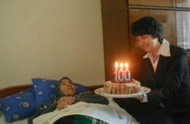 Кметът Детелина Николова поздрави столетница в Добрич