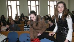 Зрелостниците пишат по вариант 2 на втората задължителна матура