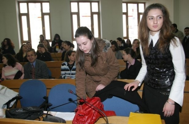 Зрелостниците пишат по вариант 2 на втората задължителна матура