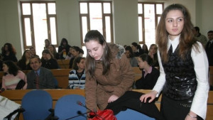 Зрелостниците пишат по вариант 2 на втората задължителна матура