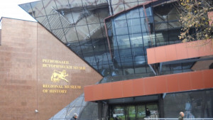 Областният управител награждава абитуриенти