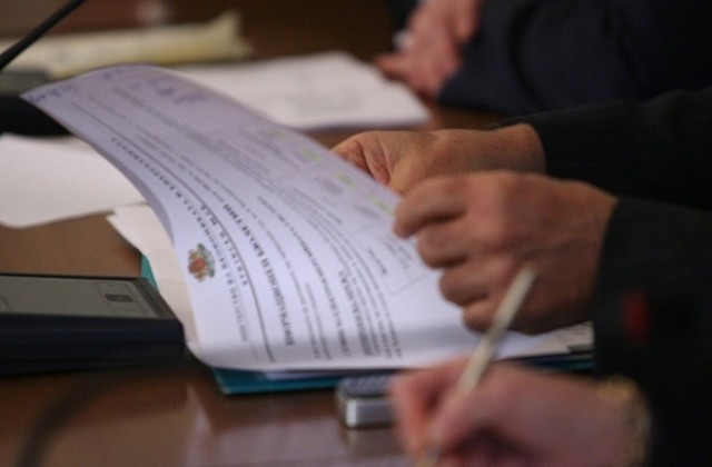 Студентите на НВУ получават дипломите си