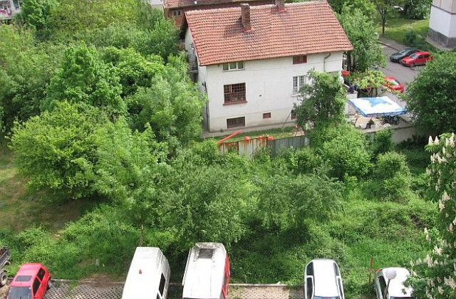 Извозиха клони и отпадъци от кв. Надежда година по-късно