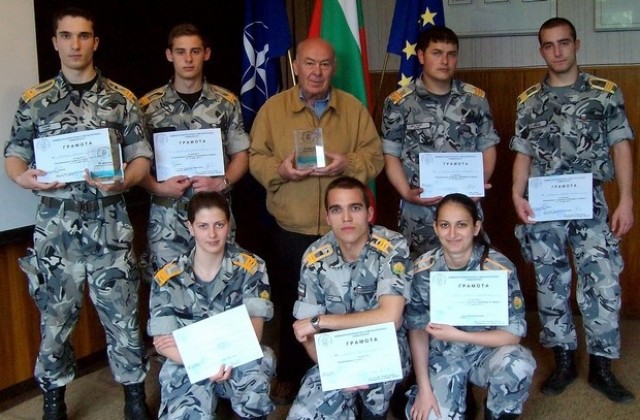 Второ място от олимпиада за физиците във Военния университет