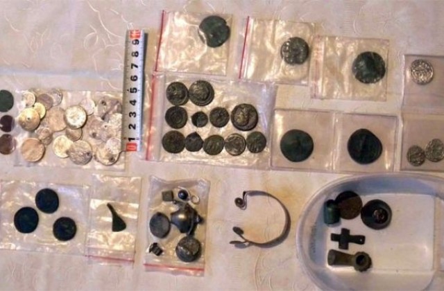 Полицаи откриха иманярска колекция, събирана 32 години