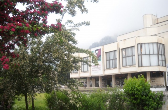 Рокбанда свири на шишета във Враца