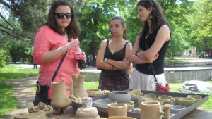 Софийски студенти пекоха грънци във Враца