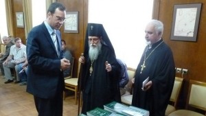 Владиката подари книги