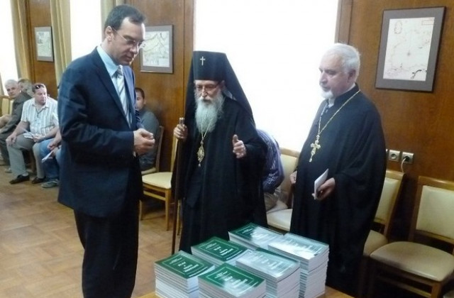 Владиката подари книги