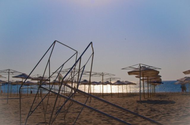 До дни осигуряват линейка на варненския плаж