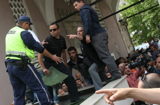 Сред привиканите от видеозаписите за сблъсъците пред Баня Башъ нямало атакисти