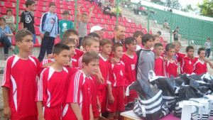 Мартин Петров дари екипи на децата на Ботев Враца