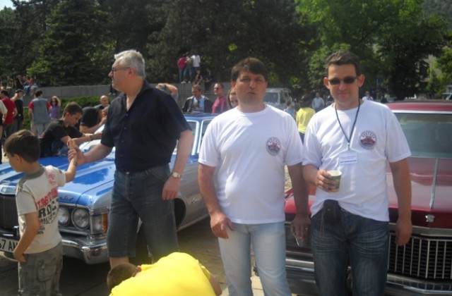 Луксозни и екзотични автомобили впечатляват врачани