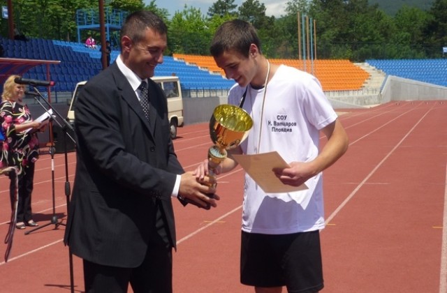 Свилен Нейков награди в Сливен шампиона по футбол от „Ученически игри 2011