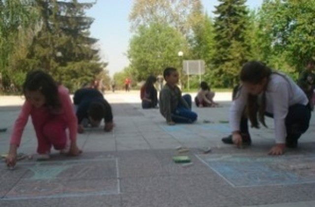 Деца ще рисуват на асфалт в Деня на детето