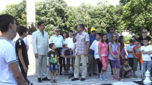 Играят шах с живи фигури