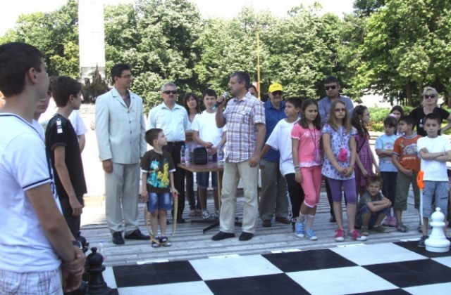 Играят шах с живи фигури