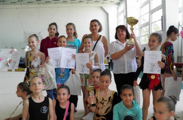 Грациите от Мездра с купа Плевен