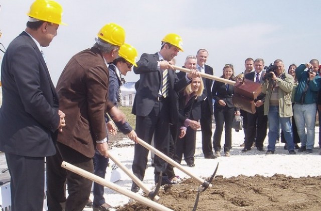 Министър Плевнелиев реже лентата на модерен завод край Варна