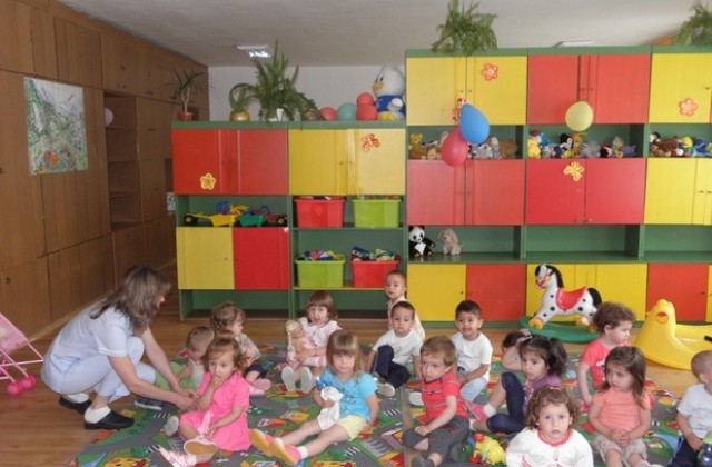 Йордан Стойков подари детска пързалка