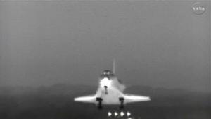 Совалката Индевър се завърна на Земята