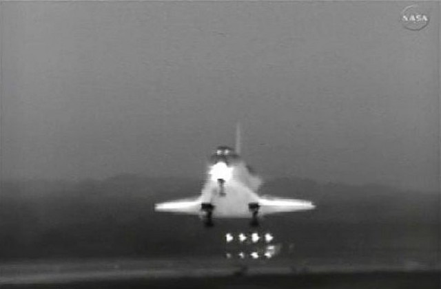 Совалката Индевър се завърна на Земята