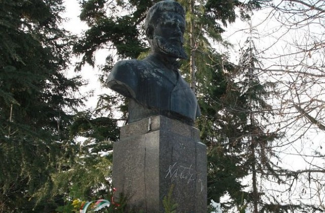 Десетки поднесоха цветя пред паметника на Ботев в столицата