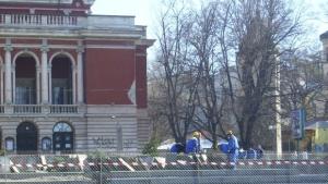 Ремонта на площада върви по график