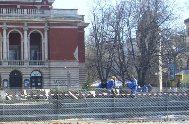 Ремонта на площада върви по график