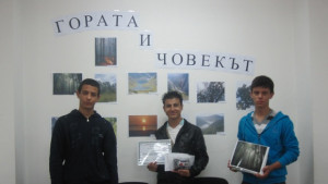 Момчета на първите три места във фотоконкурс