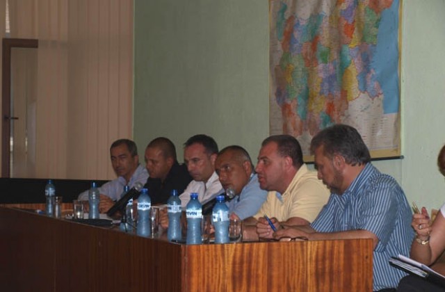 Премиерът праща прокурори и данъчни във фирми, неплатили изкупен тютюн