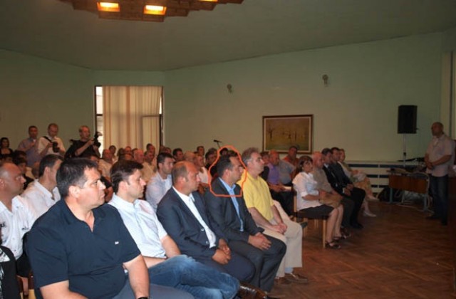 Шеф в земеделието се размина с уволнение