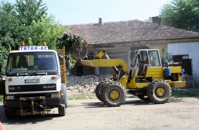 Община Видин събори първата опасна за живеене сграда