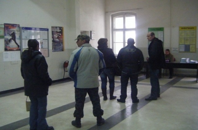Безработицата намалява и през май