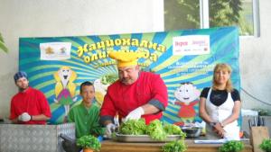 Ути Бъчваров нахрани със здравословни манджи малчугани от Добрич