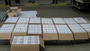 Скриха контрабандни цигари зад домати