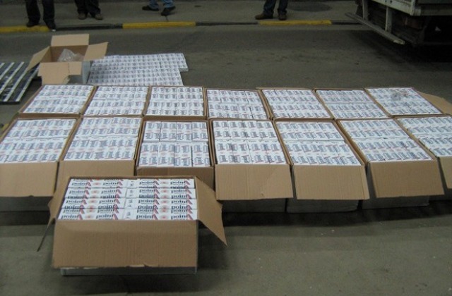 Скриха контрабандни цигари зад домати