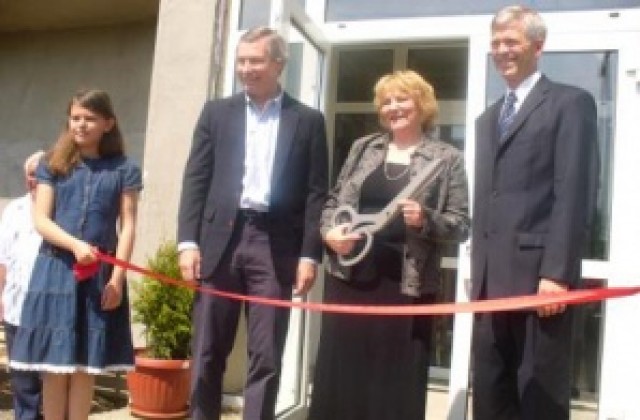 Американският посланик откри дом за младежи в село Боровци