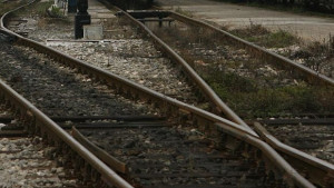 Младежи протестираха срещу премахването на влакова линия в София