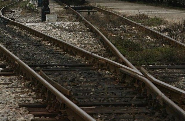 Младежи протестираха срещу премахването на влакова линия в София