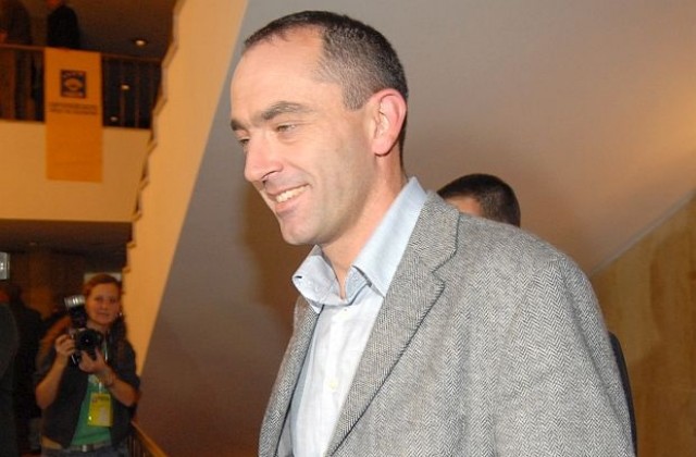 Намаляват наполовина сградите на партийни клубове в София