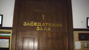 Крадец на видеокамери остава в ареста