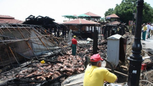 Пожар изпепели бараки на Златни пясъци