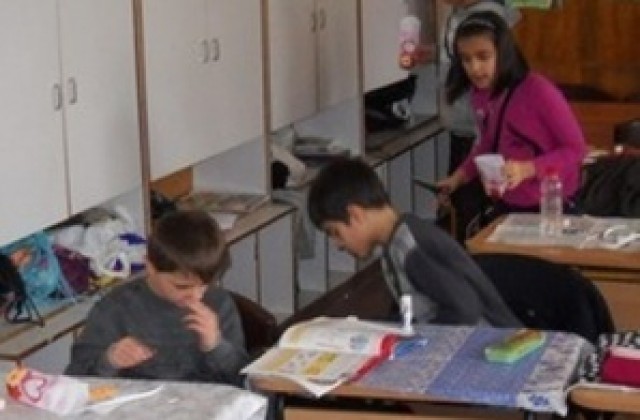 Уволняват директор на училище, заради мъртви души